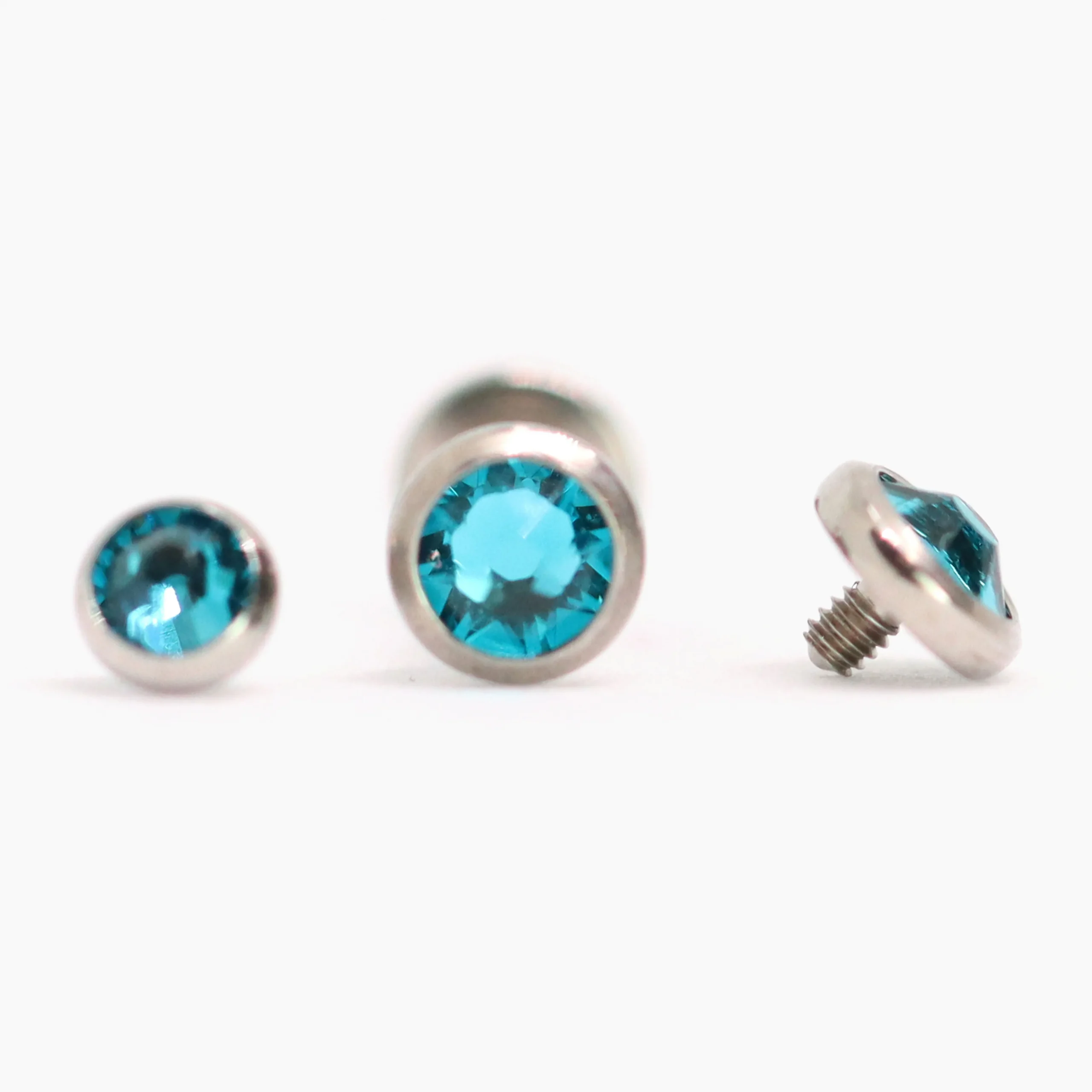 Titanový šperk Blue zircon s vnitřním závitem