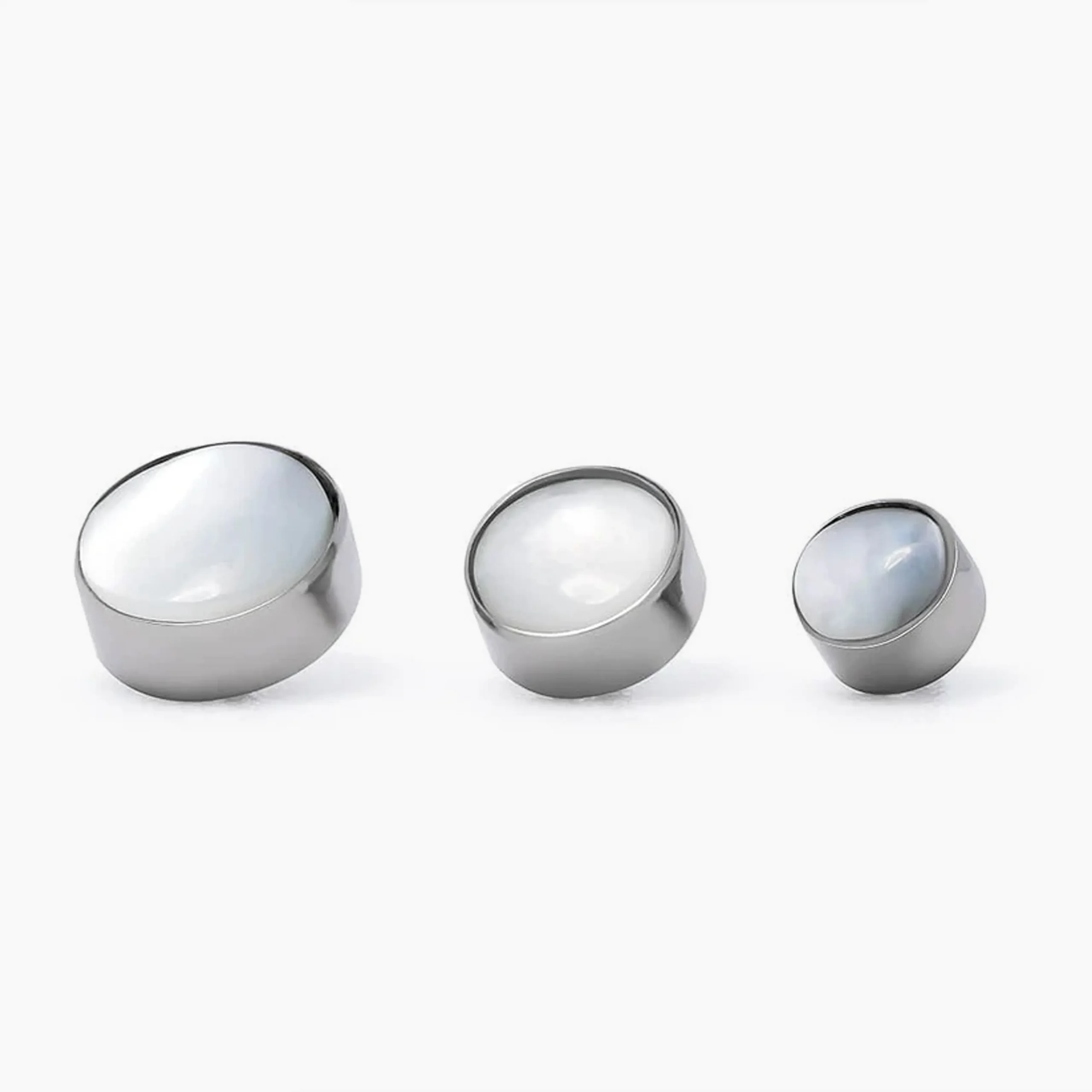 Titanový šperk s vnitřním závitem White Shell